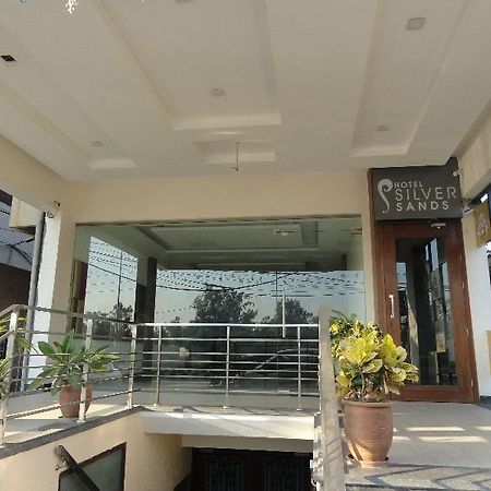 Silver Sands Hotel จัณฑีครห์ ภายนอก รูปภาพ