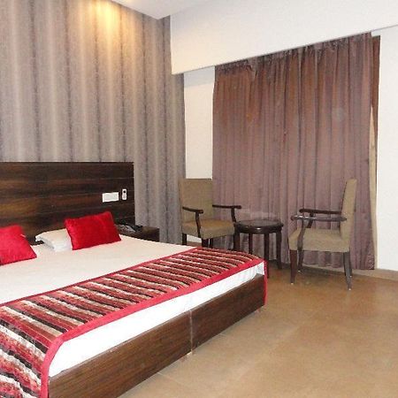 Silver Sands Hotel จัณฑีครห์ ภายนอก รูปภาพ