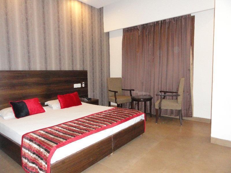 Silver Sands Hotel จัณฑีครห์ ภายนอก รูปภาพ